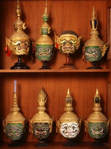Maski do teatru Khon (ceramika i metal) autorstwa Thai School