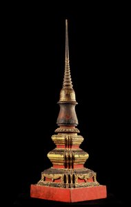 Model wieży chedi lub relikwiarza (drewno)
