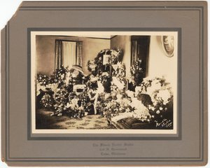 Odbitka fotograficzna pogrzebowych kompozycji kwiatowych dla Samuela M. Jacksona Jr., wrzesień 1928. autorstwa The Blanch Randle Studio
