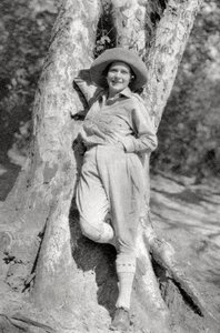 Stella Court Treatt, brytyjska awanturniczka, autorka i filmowiec, Maereres, Tanganika, 1925 1927. autorstwa Thomas A. Glover