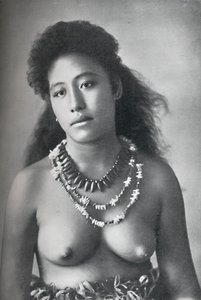 Samoa Belle, nosząca naszyjniki z zębów i muszelek, 1902