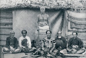 Grupa Samoańczyków, w tym znany buntownik Mataafa Iosefo stojący, 1902