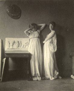Dwie modelki w strojach klasycznych z rzeźbą Eakinsa „Arcadia”, ok. 1883 (odbitka platynowa) autorstwa Thomas Cowperthwait Eakins