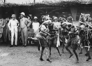 Dziewczęta z plemienia Bundu tańczące przed księciem, Freetown, Sierra Leone, 1925 r.