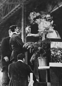 Królowa Aleksandra wręcza specjalny puchar Dorando, aby upamiętnić jego wielki wysiłek wygrania maratonu olimpijskiego w lipcu 1908 r.