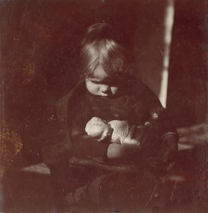 Betty Reynolds z lalką na kolanach, ca. 1885. autorstwa Thomas Eakins