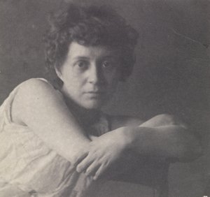 Katherine Cook w klasycznym kostiumie