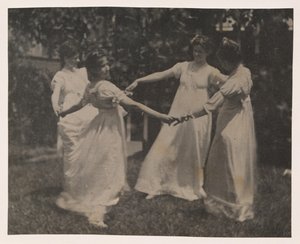 Susan Hannah Macdowell, niezidentyfikowana dziewczyna, Elizabeth Macdowell i być może Mary Macdowell w domu Macdowellów
