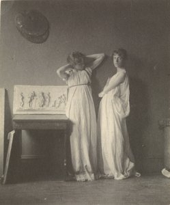 [Dwie modelki w klasycznych strojach z rzeźbą Eakinsa "Arkadia"]. autorstwa Thomas Eakins