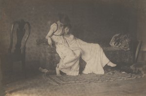 [Dwie studentki w strojach klasycznych w studiu Eakinsa]. autorstwa Thomas Eakins