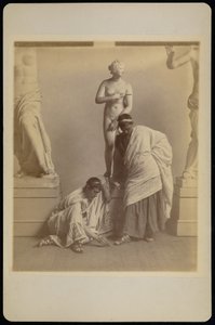 [Dwóch studentów w strojach greckich przed gipsowym odlewem Afrodyty w sali odlewów Akademii Pensylwanii]. autorstwa Thomas Eakins