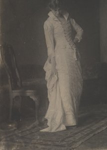 [Kobieta w białej sukni ze sznurowanym gorsetem w pracowni Thomasa Eakinsa], 1880., 1880. autorstwa Thomas Eakins