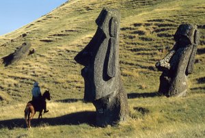 Monolity na Wyspie Wielkanocnej zwane moai w wulkanicznym krajobrazie są starożytnymi strażnikami...