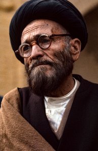 Irański duchowny szyicki w okularach i turbanie