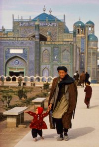 Odwiedzający meczet i mauzoleum w Mazar-i-Sharif, Masjid-e-Kabud aka Rawze-e-Sharif...