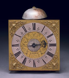 Kwadratowa tarcza trzydziestogodzinnego długiego zegara Karola II, ok. 1680 (technika mieszana)