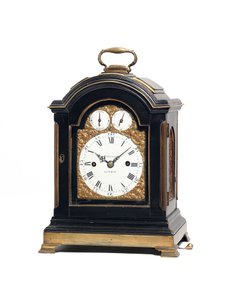 Uderzający zegar stołowy George III, ok. 1770 (drewno, szkło i metal) (patrz także 491922) autorstwa Thomas Wagstaff or Wagstaffe