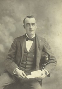 Portret siedzącego mężczyzny bez tytułu, 18801899. autorstwa Thompson Studio