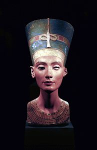 Popiersie Nefretete (ok. 1370- ok. 1330 p.n.e.) Wielka królewska żona (główna małżonka) egipskiego faraona Echnatona. Nefertiti i jej mąż byli znani z rewolucji religijnej. Zaczęli czcić tylko jednego boga, Atena, tarczę słoneczną. autorstwa Thutmose Thutmose