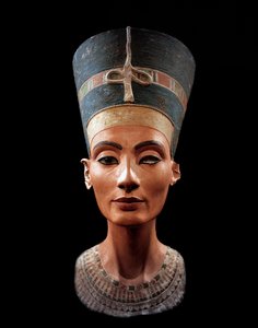 Popiersie Nefretete (ok. 1370- ok. 1330 p.n.e.) Wielka królewska żona (główna małżonka) egipskiego faraona Echnatona. Nefertiti i jej mąż byli znani z rewolucji religijnej. Czcili tylko jednego boga, Atena, tarczę słoneczną. autorstwa Thutmose Thutmose