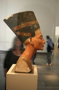 Popiersie Nefretete (ok. 1370- ok. 1330 p.n.e.) Wielka królewska żona (główna małżonka) egipskiego faraona Echnatona. Nefertiti i jej mąż byli znani z rewolucji religijnej. Zaczęli czcić tylko jednego boga, Atena, tarczę słoneczną. autorstwa Thutmose Thutmose
