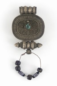 Etui na amulet (Gau) (srebrne, szklane koraliki i turkus) autorstwa Tibetan School
