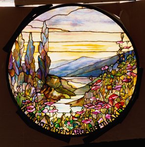 Okno z zachodem słońca i górami, Tiffany Studios, ok.1900