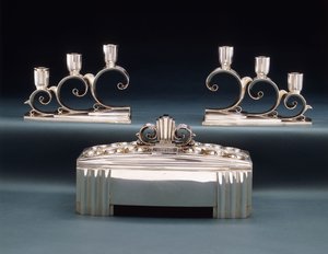 Centralny element ekspozycji Tiffany & Co. i dwa trójświetlne kandelabr, wykonane na Wystawę Światową w 1939 r., ok. 1939 r. (srebrny) autorstwa Tiffany and Company