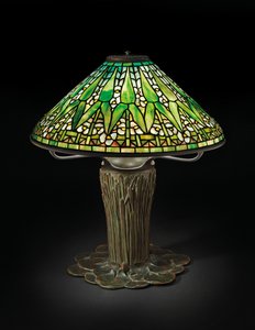 Lampa stołowa Arrowhead, ok. 1910 (szkło ołowiowe i brąz) autorstwa Tiffany and Company