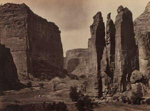 Cañon de Chelle. Ściany Wielkiego Kanionu mają około 1200 stóp wysokości.