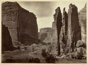 Cañon de Chelle, Ściany Grand Cañon, około 1200 stóp wysokości autorstwa Timothy O