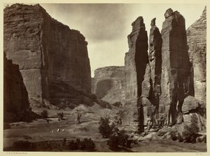Cañon de Chelle, Ściany Grand Cañon, około 1200 stóp wysokości autorstwa Timothy O