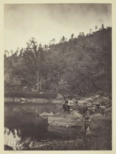 Widok na jezioro Apache, Sierra Blanca Range, Arizona, dwóch zwiadowców Apache na pierwszym planie autorstwa Timothy O