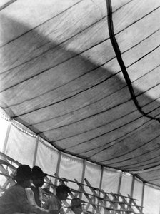 Namiot cyrkowy (Wielki Rosyjski Cyrk), Meksyk, 1924 autorstwa Tina Modotti