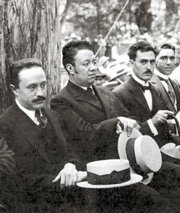 Jose Vasconcelos i Diego Rivera podczas imprezy plenerowej w Chapultepec Park, Meksyk, 1921 autorstwa Tina Modotti