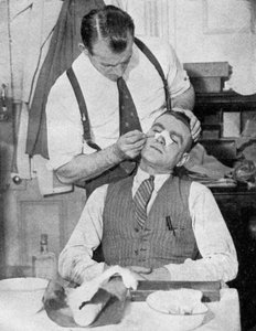 Kapitan Anglii Eddie Hapgood otrzymuje leczenie złamanego nosa po meczu z Włochami w 1934 roku.