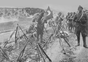 Kolumna Piechoty Tureckiej w spoczynku, ok. 1914-15 autorstwa Turkish Photographer