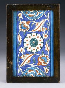 Płytka graniczna Iznik, z centralnym kwiatkiem między przewijającą się palmetą a liściastą winoroślą, ok. 1570 (ceramika) autorstwa Turkish School