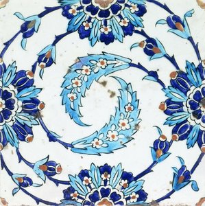 Płytka ceramiczna Iznik ze spiralnym motywem roślinnym, pocz. XVII w. (ceramika) autorstwa Turkish School