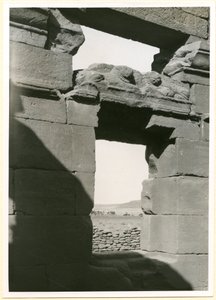 Architraw w świątyni, Naqa, Sudan, zdjęcie Ugo Monneret de Villard autorstwa Ugo Monneret de Villard