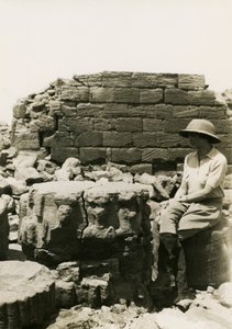 Podstawa kolumny ozdobiona boskimi postaciami, Wielka Enklawa, Musawwarat es Sufra, Sudan, zdjęcie Ugo Monneret de Villard autorstwa Ugo Monneret de Villard