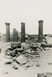 Kolumny i ruiny świątyni w Great Enclosure, Musawwarat es Sufra, Sudan, zdjęcie Ugo Monneret de Villard autorstwa Ugo Monneret de Villard