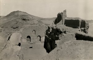 Duży donżon (qasr) klasztoru św. Symeona, widok na przejście przed wykopaliskami, Asuan, Egipt, zdjęcie Ugo Monneret de Villard autorstwa Ugo Monneret de Villard