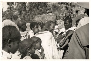 Mężczyźni, kobiety i dzieci w Axum, Etiopia, zdjęcie Ugo Monneret de Villard