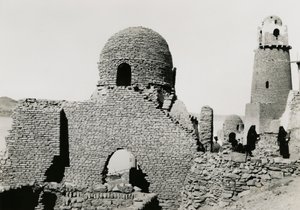 Minaret al-Mashhad al-Bahari i ruiny meczetu, niedaleko Asuanu, Egipt, zdjęcie Ugo Monneret de Villard autorstwa Ugo Monneret de Villard