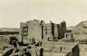 Klasztor św. Symeona podczas renowacji, Asuan, Egipt, zdjęcie Ugo Monneret de Villard autorstwa Ugo Monneret de Villard