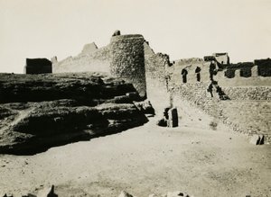 Klasztor św. Symeona, widok od południowego wschodu, Asuan, Egipt, zdjęcie Ugo Monneret de Villard autorstwa Ugo Monneret de Villard