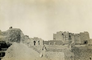 Klasztor św. Symeona, widok od południowego wschodu, Asuan, Egipt, zdjęcie Ugo Monneret de Villard autorstwa Ugo Monneret de Villard