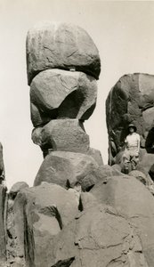 Skały w Goz Regeb, Sudan, zdjęcie Ugo Monneret de Villard, ok. 1925 r. autorstwa Ugo Monneret de Villard