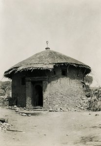 Okrągła chata z dachem krytym strzechą, Aksum, Etiopia, zdjęcie Ugo Monneret de Villard autorstwa Ugo Monneret de Villard